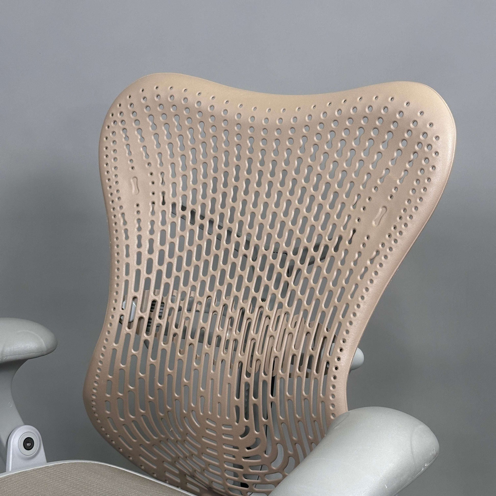 Herman Miller Mirra 1 Bürostuhl mit sandfarbener Rückenlehne aus Kunststoff und grau-beiger Netzsitzfläche, verstellbar und ergonomisch
