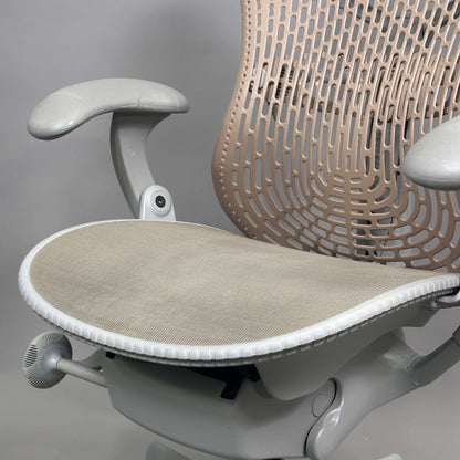 Herman Miller Mirra 1 ergonomischer Bürostuhl mit grauer Netzsitzfläche und sandfarbener Kunststoff-Rückenlehne