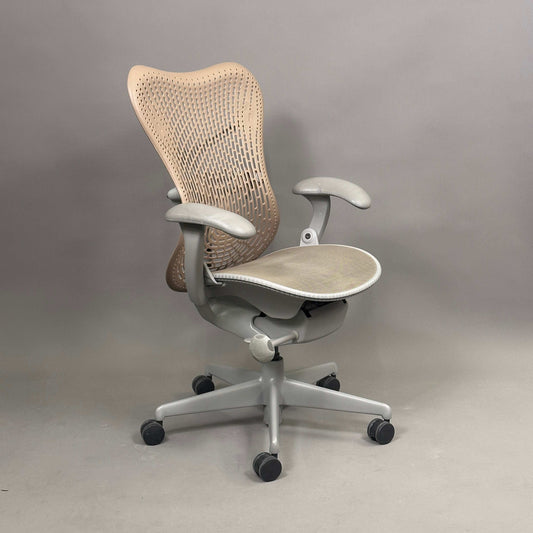 Herman Miller Mirra 1 ergonomischer Bürostuhl mit grauer Netzsitzfläche und sandfarbener Kunststoff-Rückenlehne, verstellbare Sitzhöhe und Lordosenstütze