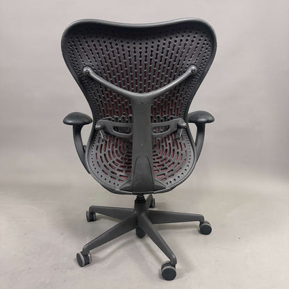 Herman Miller Mirra 1 Bürostuhl schwarz mit roter Mesh Rückenlehne und verstellbaren Armlehnen
