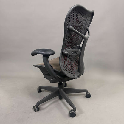 Herman Miller Mirra 1 ergonomischer Bürostuhl schwarz mit Netzsitz und Mesh-Rückenlehne, verstellbare Sitzhöhe und Armlehnen, rot-braunes Design