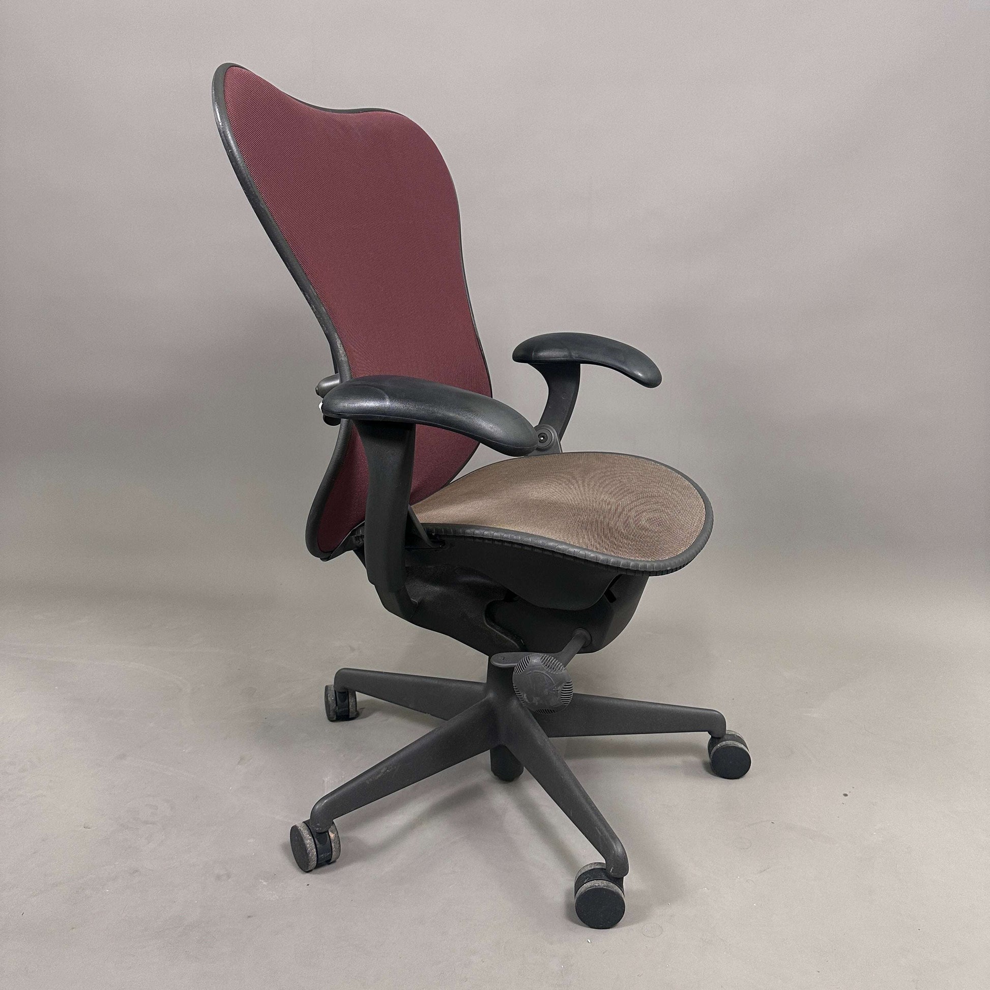 Herman Miller Mirra 1 Bürostuhl schwarz mit dunkelbrauner Sitzfläche und weinroter Rückenlehne, ergonomisch verstellbar, Aktion -20%