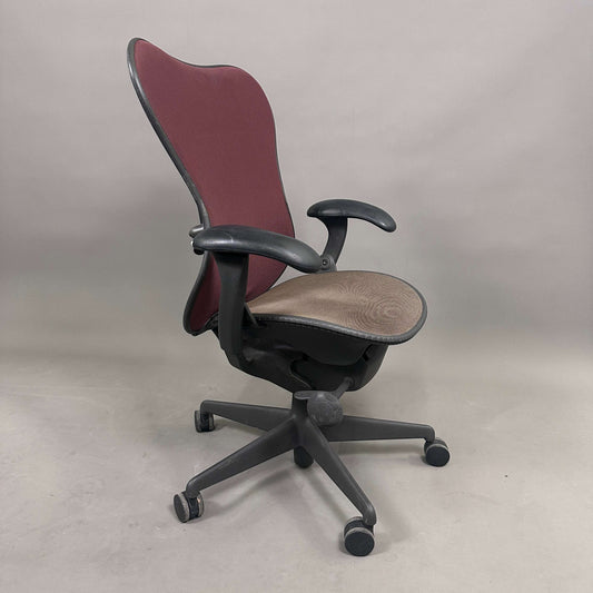 Herman Miller Mirra 1 Bürostuhl schwarz mit dunkelbrauner Sitzfläche und weinroter Rückenlehne, ergonomisch verstellbar, Aktion -20%