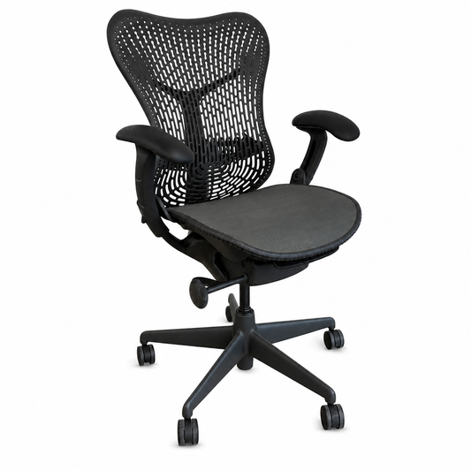 Herman Miller Mirra Bürostuhl mit schwarzer Kunststoff-Rückenlehne, grauer Netz-Sitzfläche und verstellbaren Armlehnen.