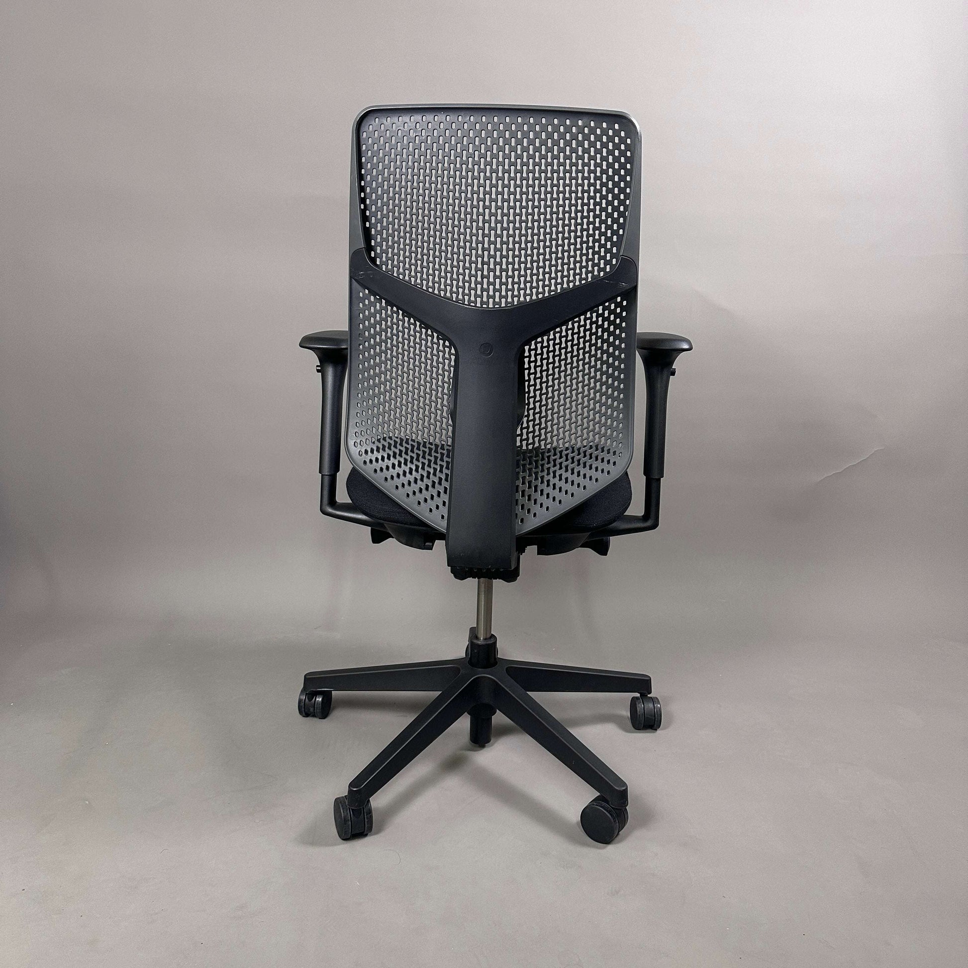 Herman Miller Verus Triflex ergonomischer Bürostuhl mit anthrazitfarbener Rückenlehne und verstellbaren Armlehnen