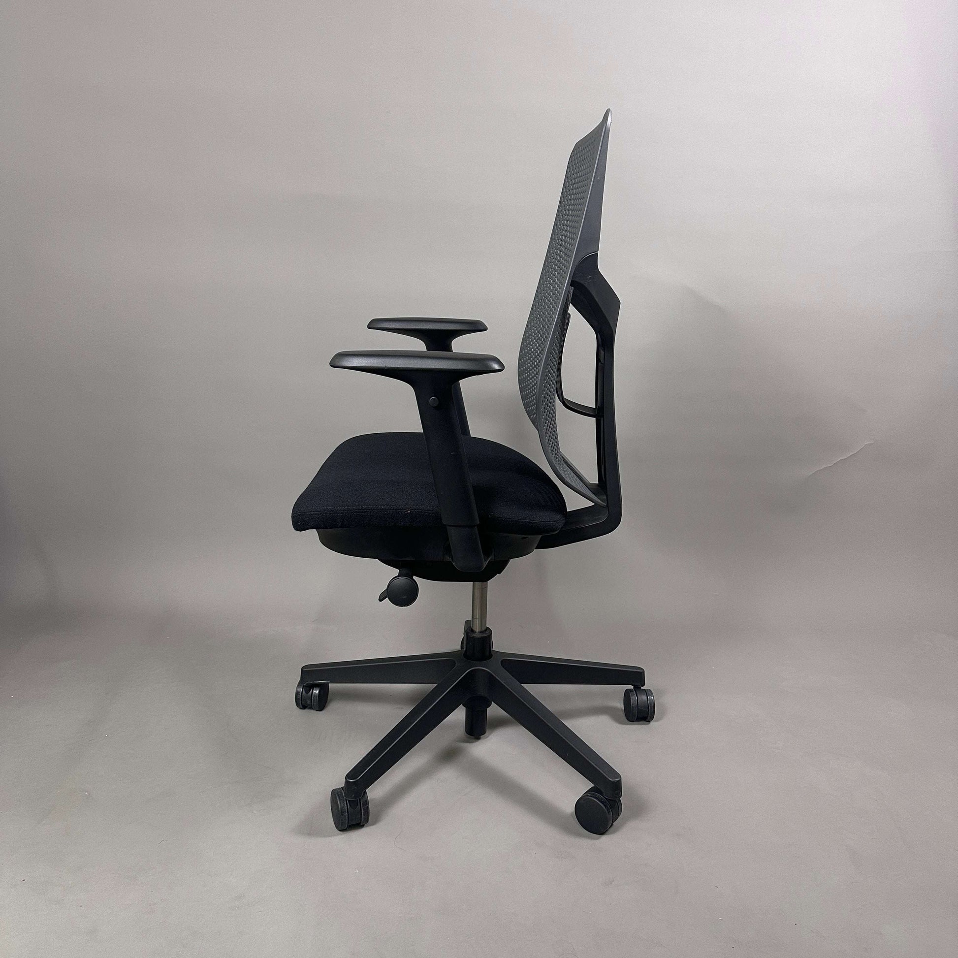Herman Miller Verus Triflex ergonomischer Bürostuhl mit schwarzer Sitzfläche und anthrazitfarbenem Kunststoff-Rückenlehne, verstellbare Sitzhöhe, Sitztiefe und Armlehnen