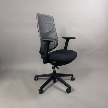 Herman Miller Verus Triflex Bürostuhl mit schwarzer Sitzfläche, anthrazitfarbener Kunststoff-Rückenlehne und verstellbaren Armlehnen, Sitzhöhe und Sitztiefe.
