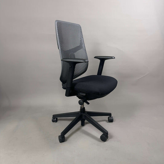 Herman Miller Verus Triflex Bürostuhl mit schwarzer Sitzfläche, anthrazitfarbener Kunststoff-Rückenlehne und verstellbaren Armlehnen, Sitzhöhe und Sitztiefe.