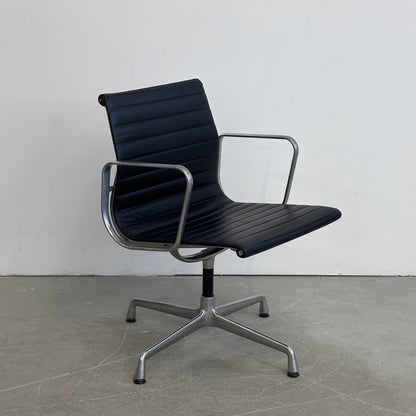 Vitra EA 108 Leder schwarz (Alu poliert)