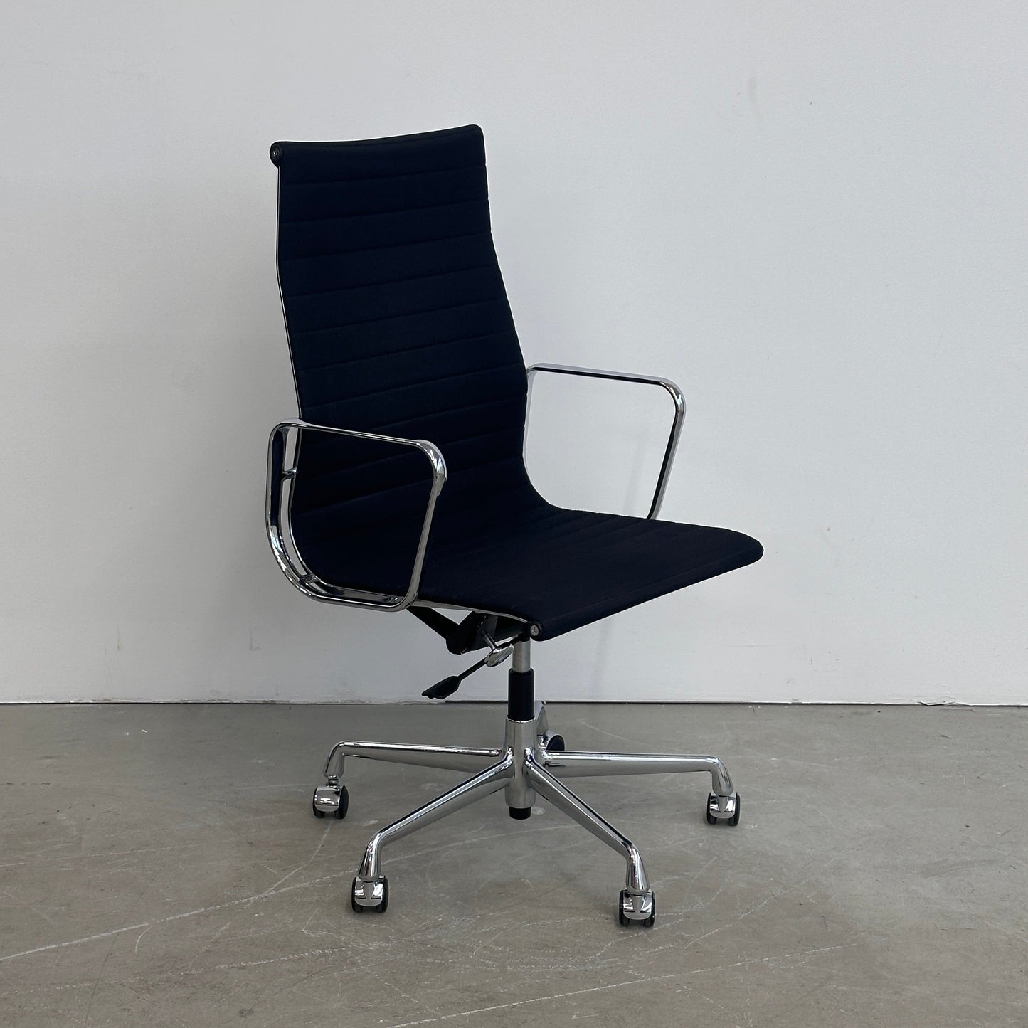 Vitra EA 119 Hopsak schwarz (Chrom)