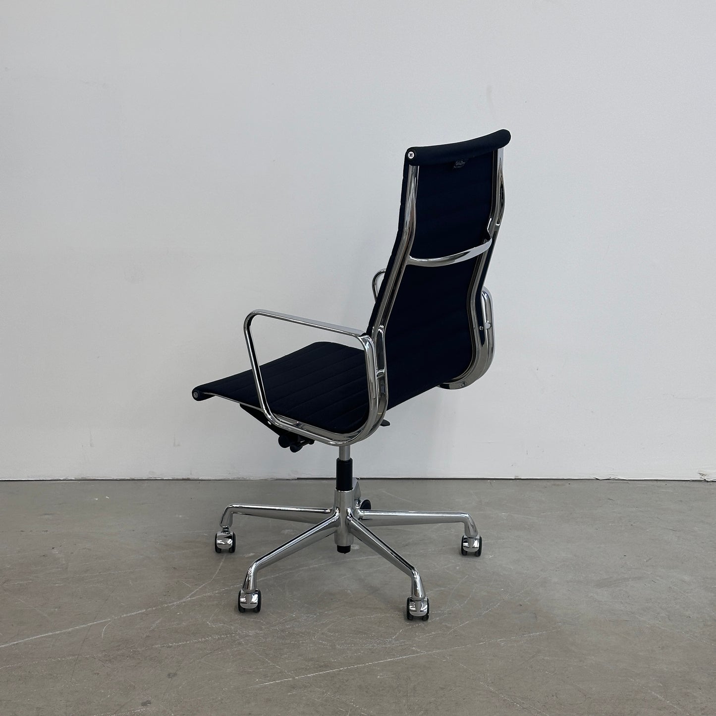 Vitra EA 119 Hopsak schwarz (Chrom)