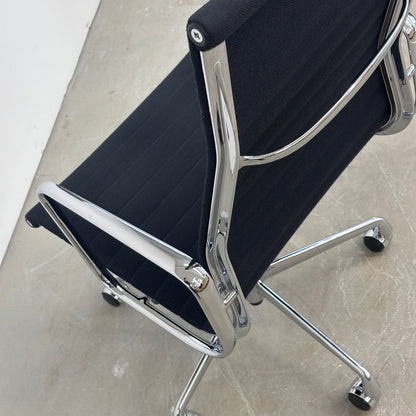 Vitra EA 119 Hopsak schwarz (Chrom)