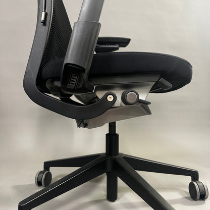Steelcase Think mit Kopfstütze schwarz