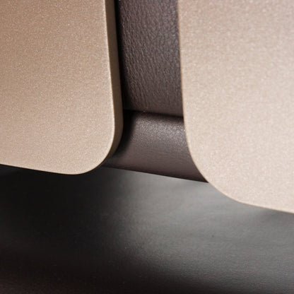 Detailaufnahme: Interstuhl Silver Bürostuhl mit dunkelbraunem Leder und beigem Aluminiumgestell.