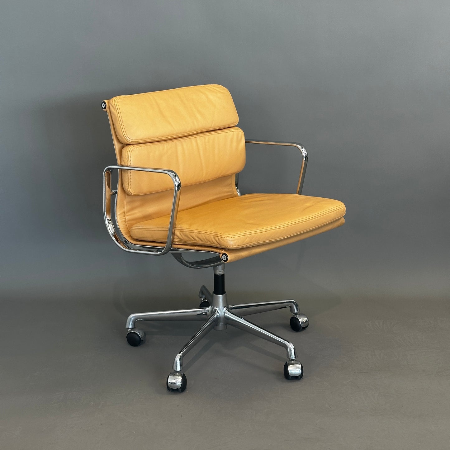Vitra EA 217 Softpad Bürostuhl Leder hellbraun chrom