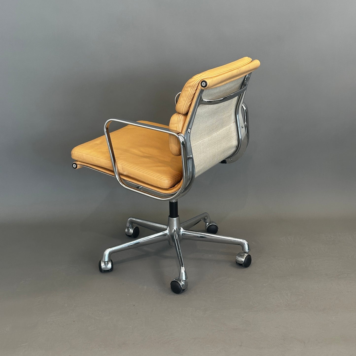 Vitra EA 217 Softpad Bürostuhl Leder hellbraun chrom