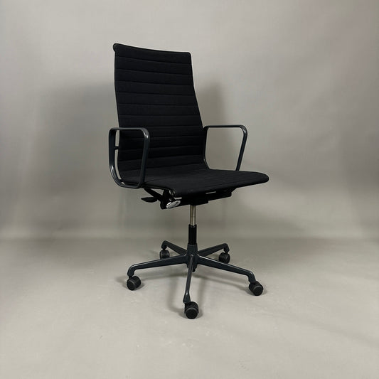 Vitra EA 119 Hopsak schwarz + schwarzes Gestell