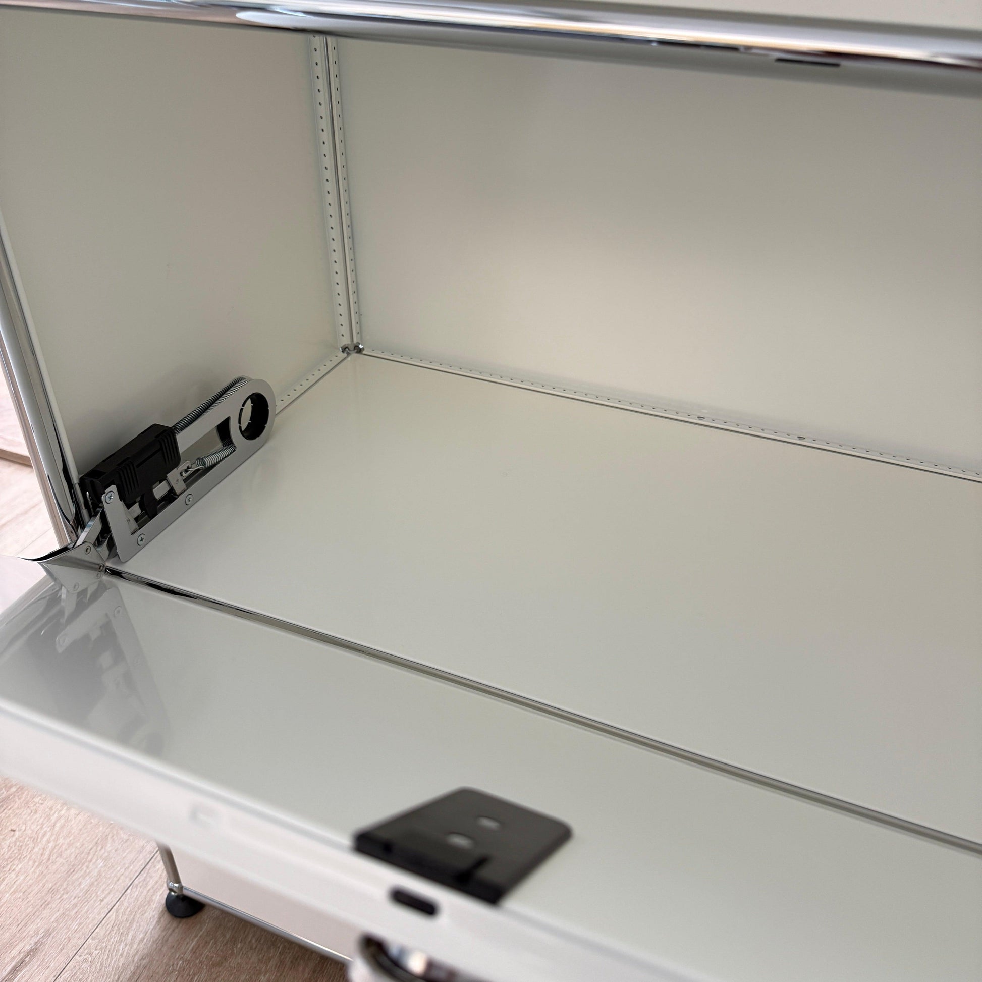 USM Haller Sideboard 3x2 weiß mit 6 Klappen, Sockel und Glasaufsatz, offene Klappe innen sichtbar