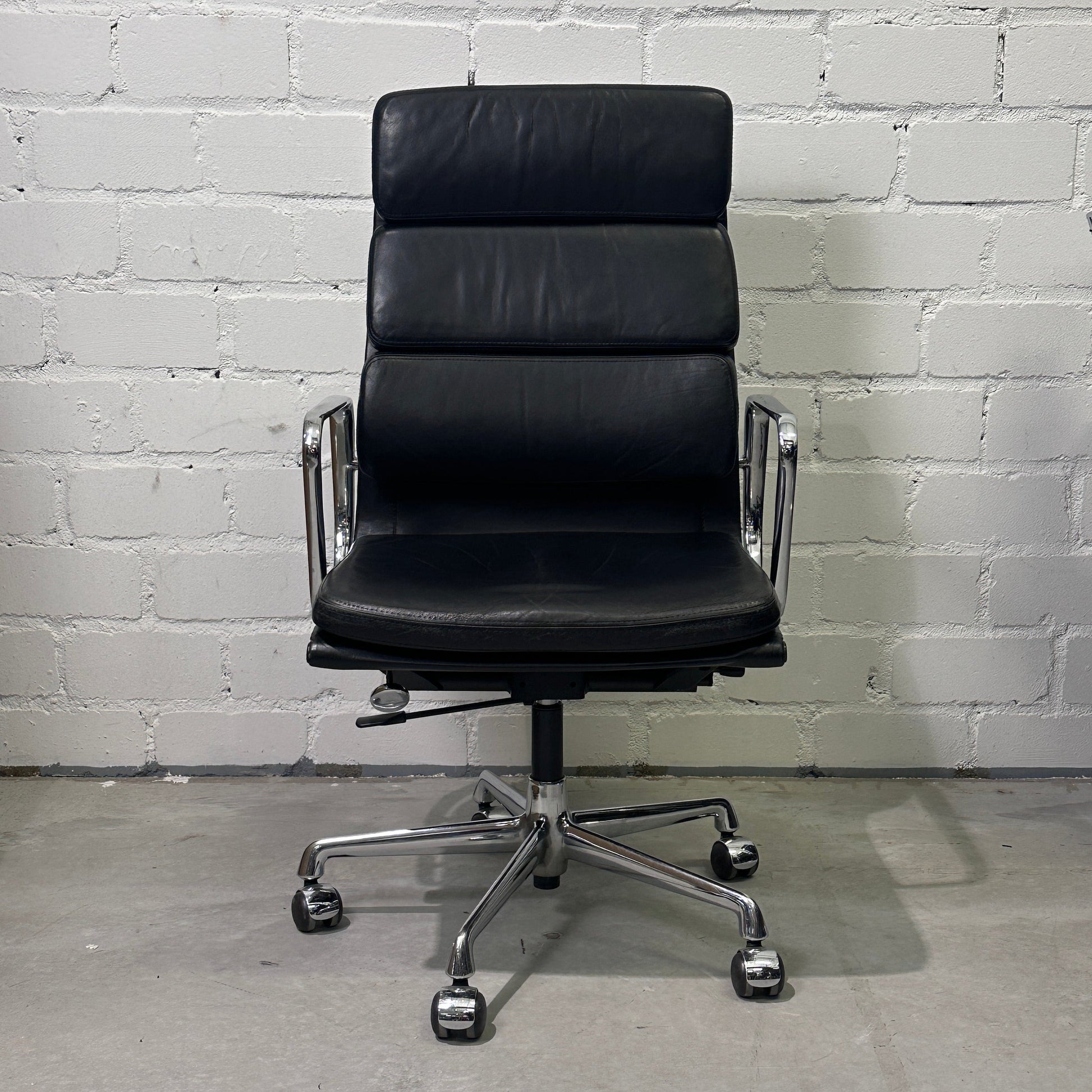Vitra EA 219 Leder schwarz Chrom (B-Ware)