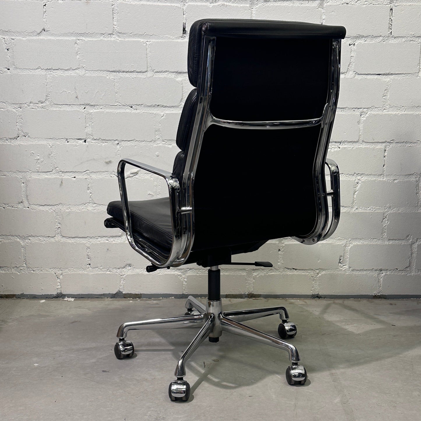 Vitra EA 219 Leder schwarz Chrom (B-Ware)