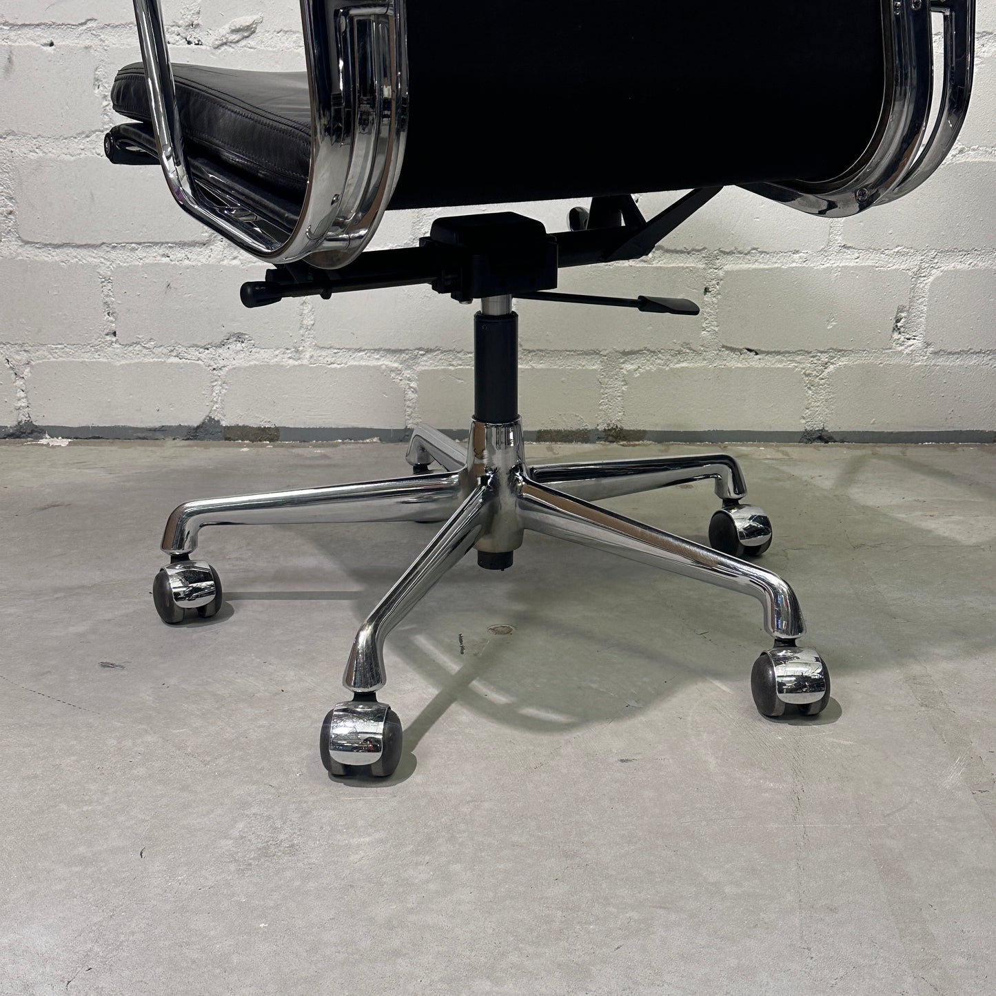 Vitra EA 219 Leder schwarz Chrom (B-Ware)