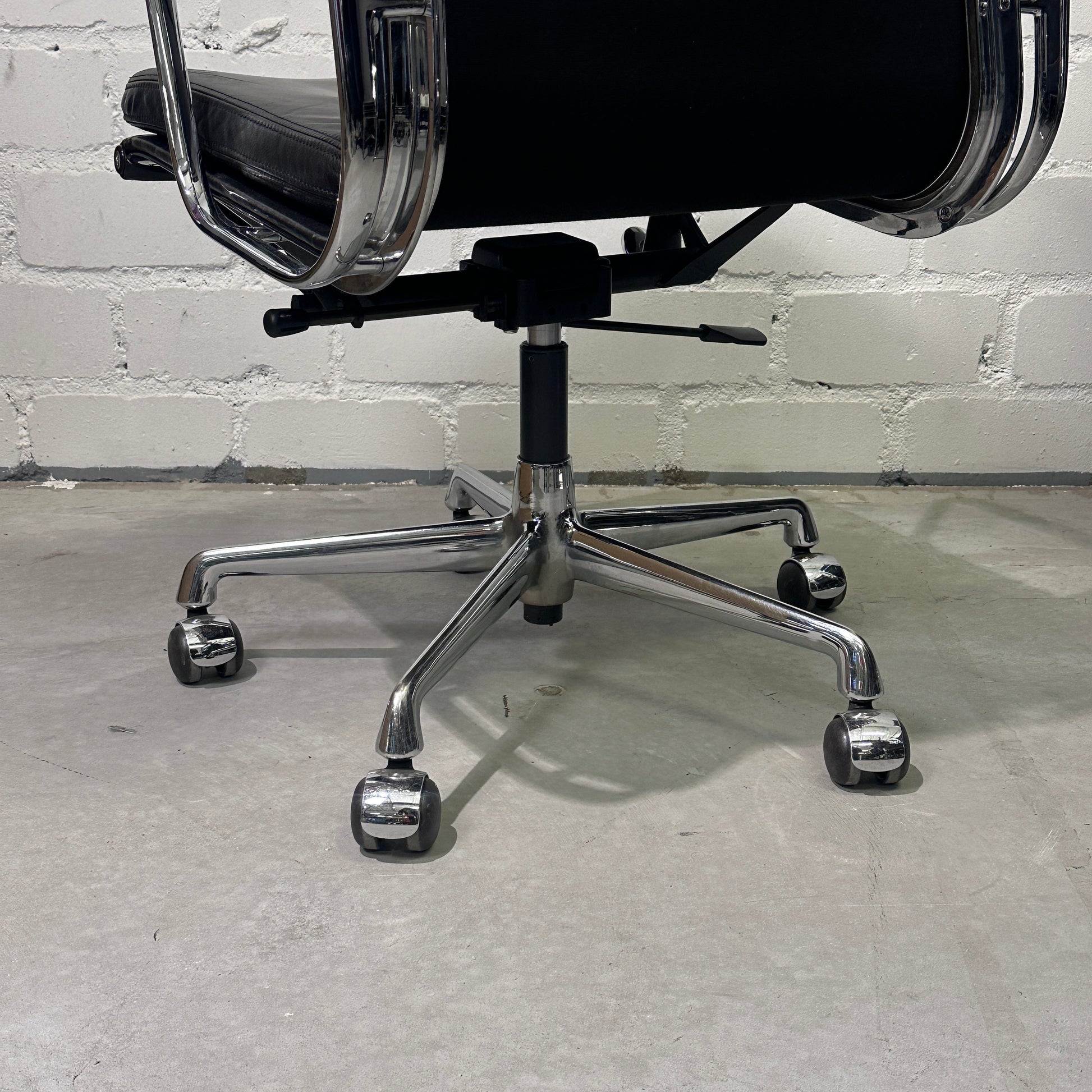 Vitra EA 219 Leder schwarz Chrom (B-Ware)