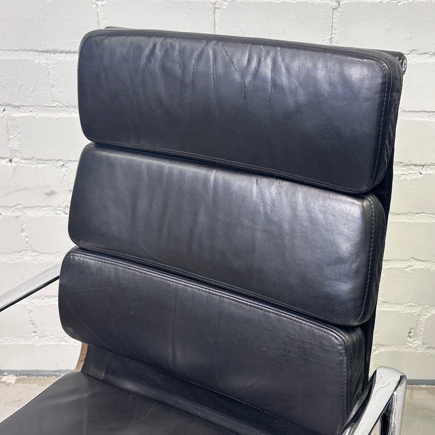 Vitra EA 219 Leder schwarz Chrom (B-Ware)