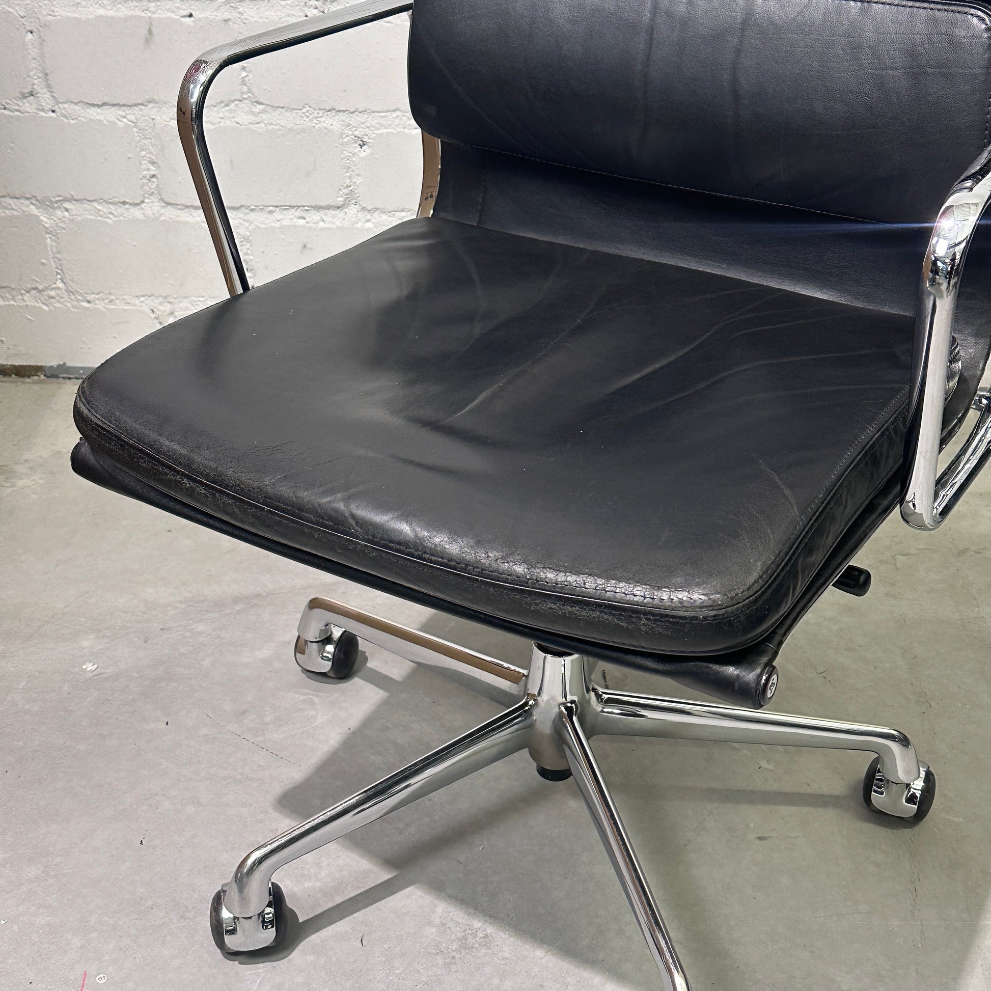Vitra EA 219 Leder schwarz Chrom (B-Ware)