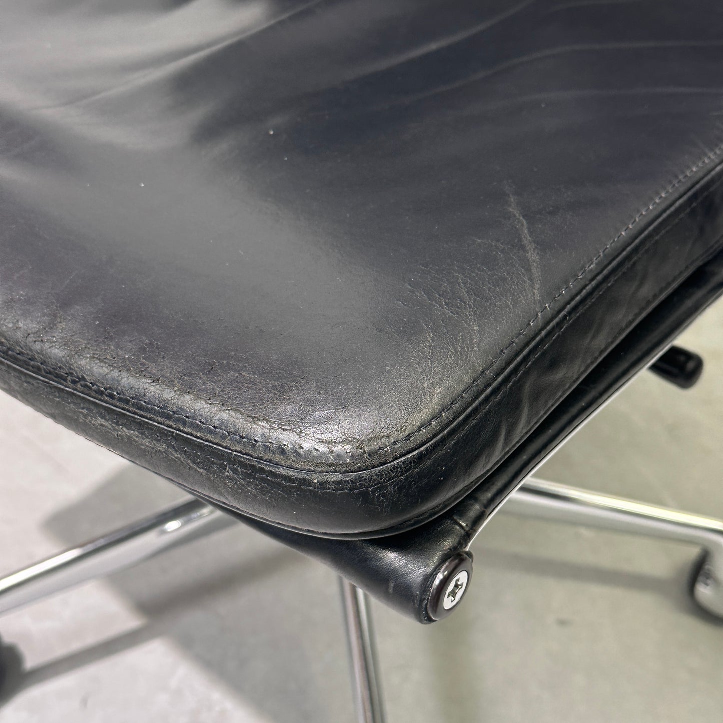 Vitra EA 219 Leder schwarz Chrom (B-Ware)