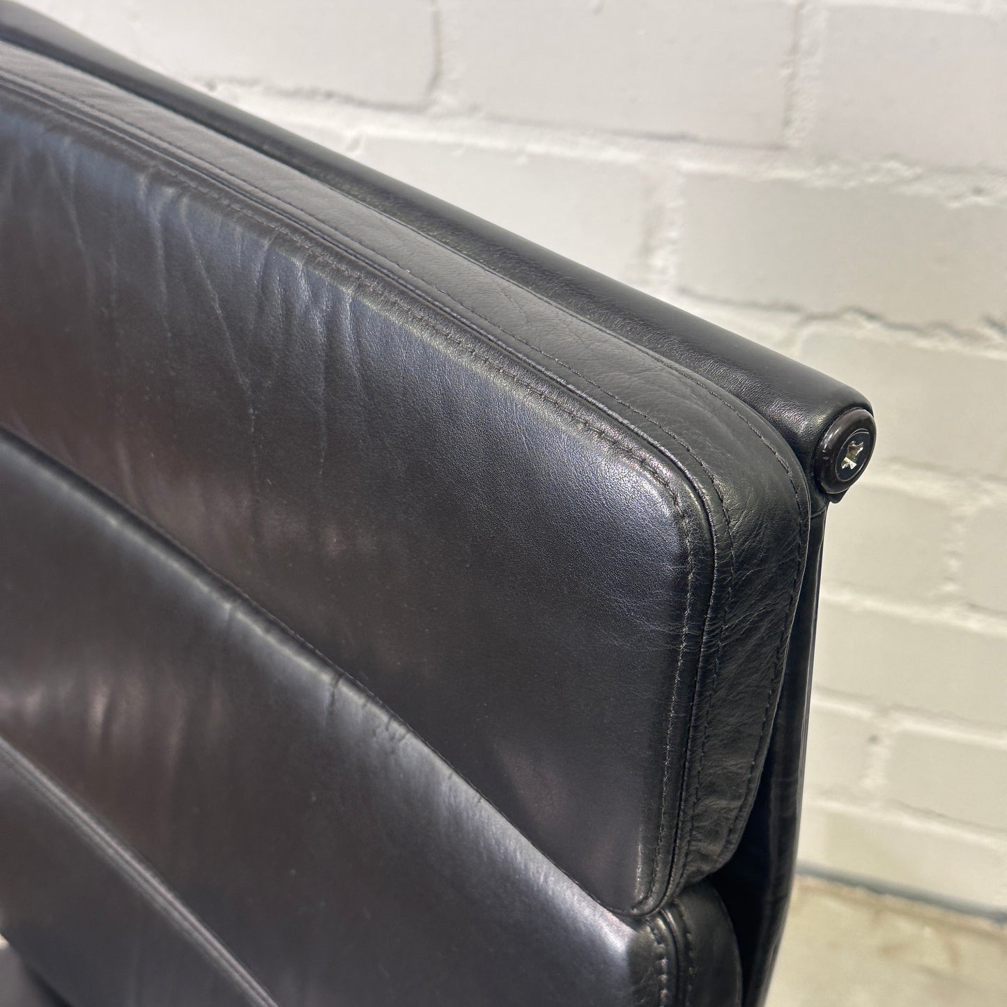 Vitra EA 219 Leder schwarz Chrom (B-Ware)