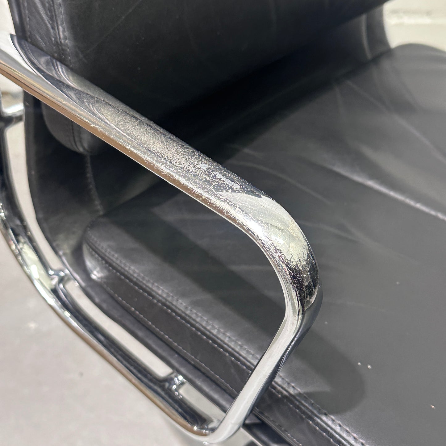 Vitra EA 219 Leder schwarz Chrom (B-Ware)