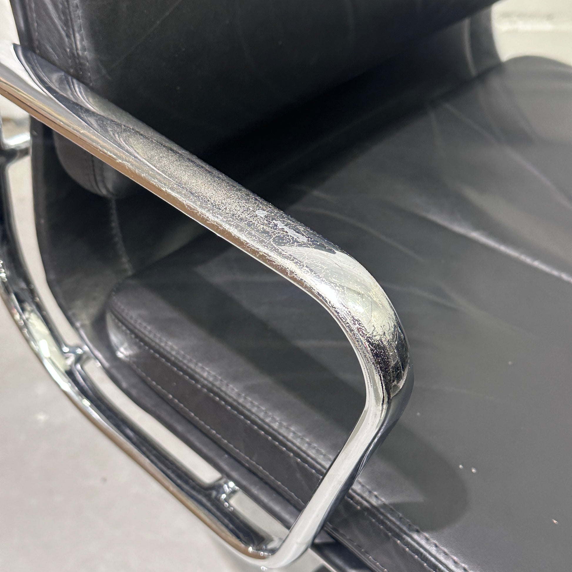Vitra EA 219 Leder schwarz Chrom (B-Ware)