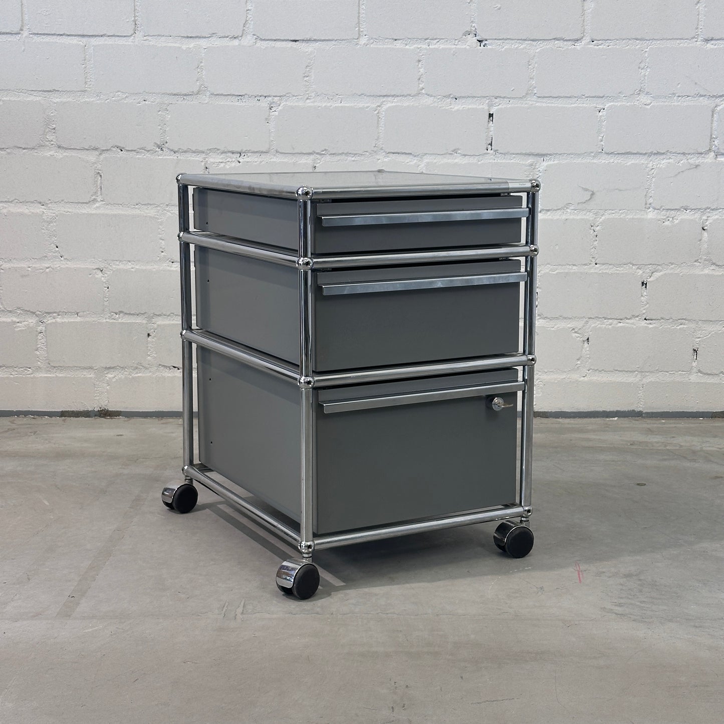 USM Haller Rollcontainer Mittelgrau 3 Auszüge 1x Schloss [AKTION -50€ ➜ GWG<800€]