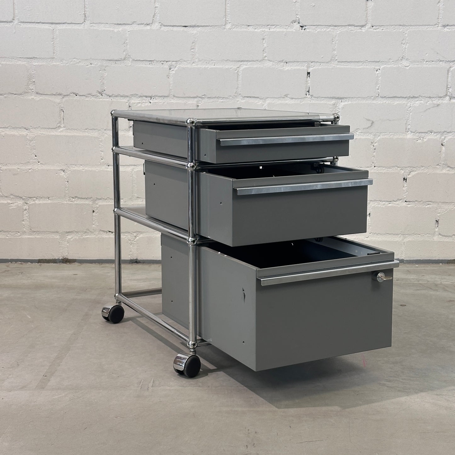 USM Haller Rollcontainer Mittelgrau 3 Auszüge 1x Schloss [AKTION -50€ ➜ GWG<800€]