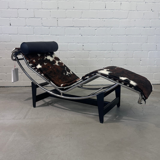 Cassina LC4 Chaiselongue Liege Fell gefleckt [NEUWARE]