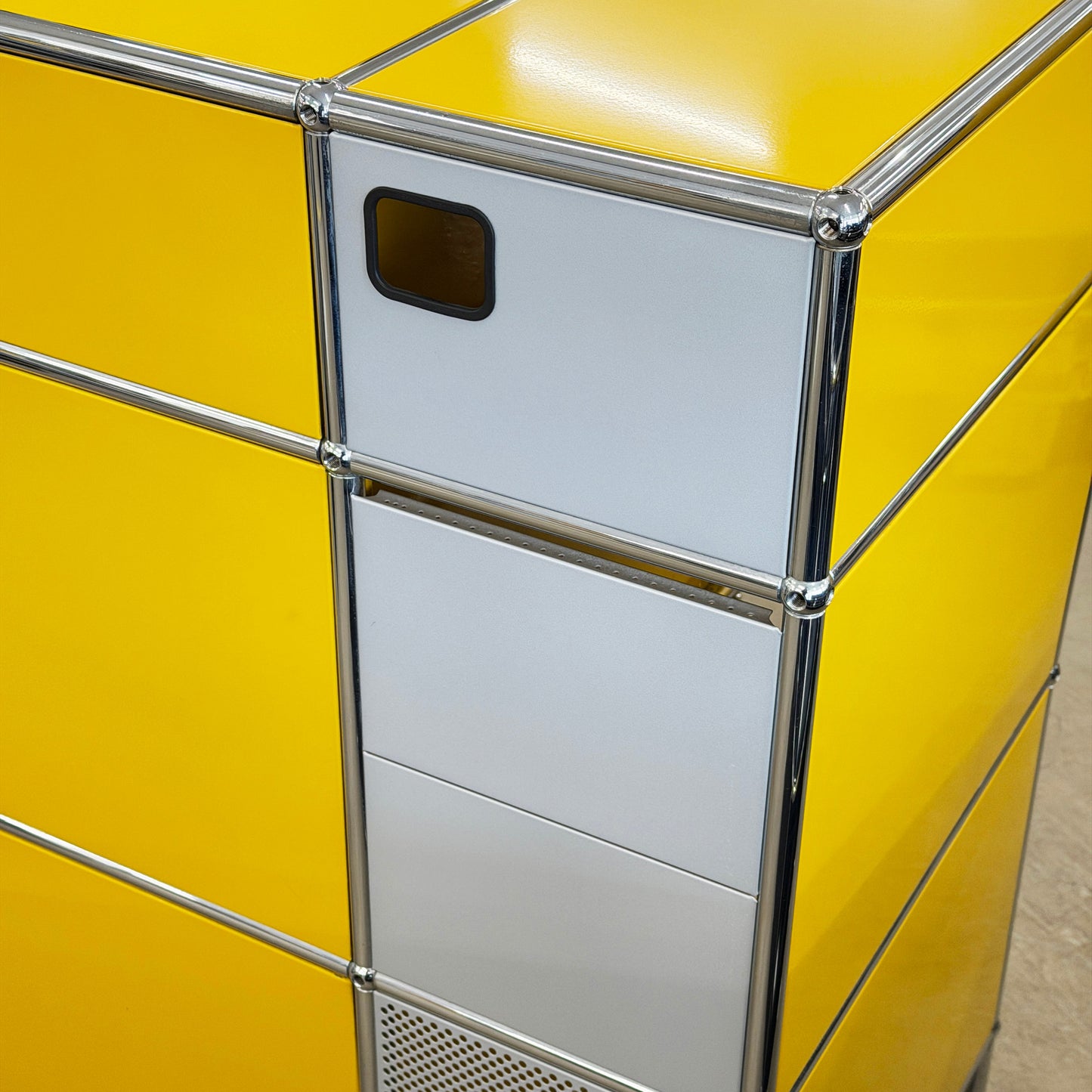 USM Haller Highboard 2x4 2 Schubladen 1 Kappe goldgelb 50cm Tiefe
