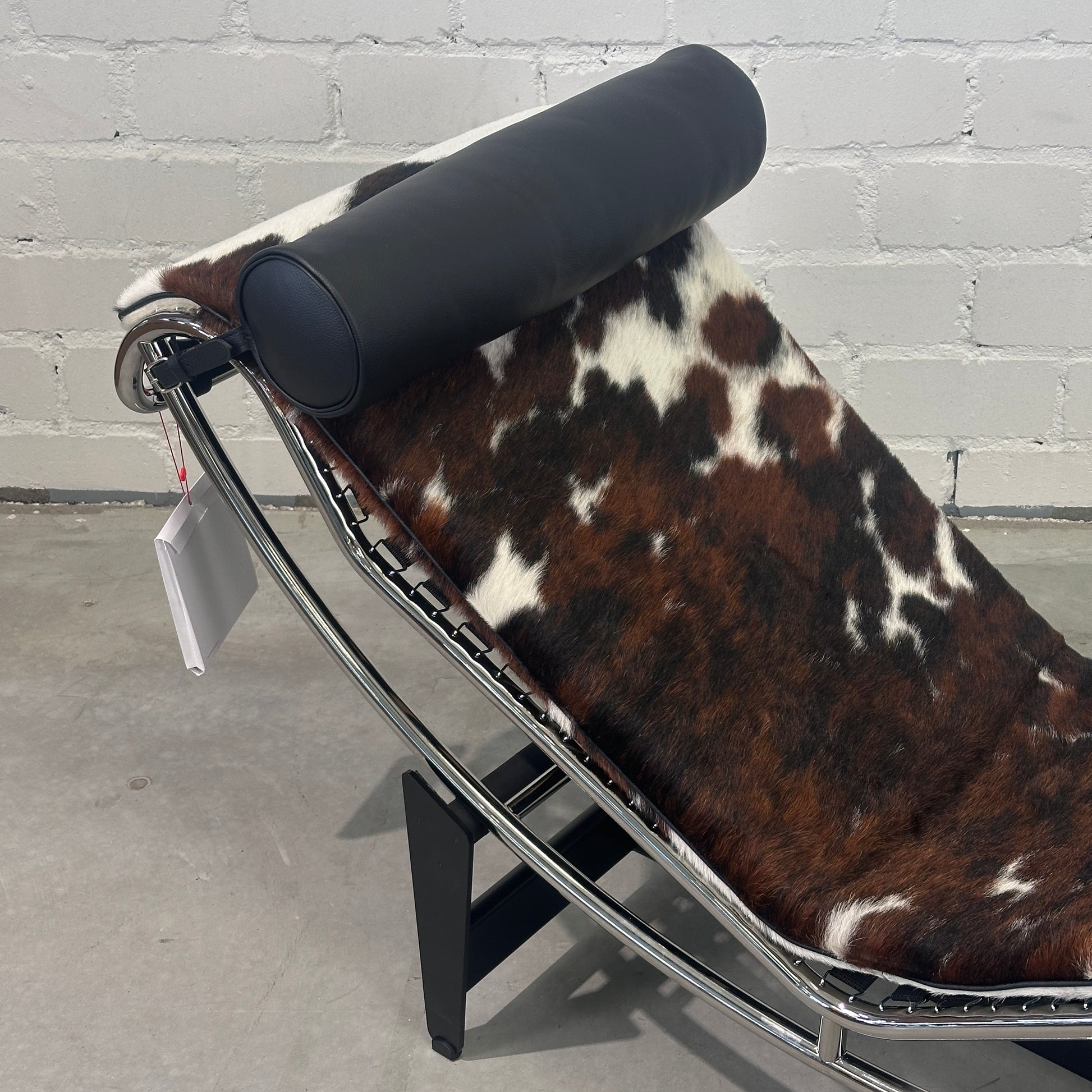 Cassina LC4 Chaiselongue Liege Fell gefleckt [NEUWARE]