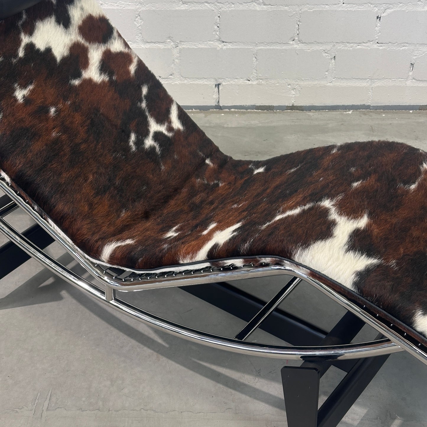 Cassina LC4 Chaiselongue Liege Fell gefleckt [NEUWARE]