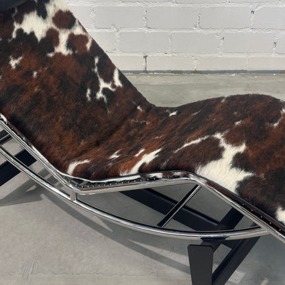 Cassina LC4 Chaiselongue Liege Fell gefleckt [NEUWARE]