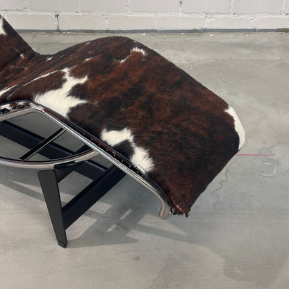 Cassina LC4 Chaiselongue Liege Fell gefleckt [NEUWARE]