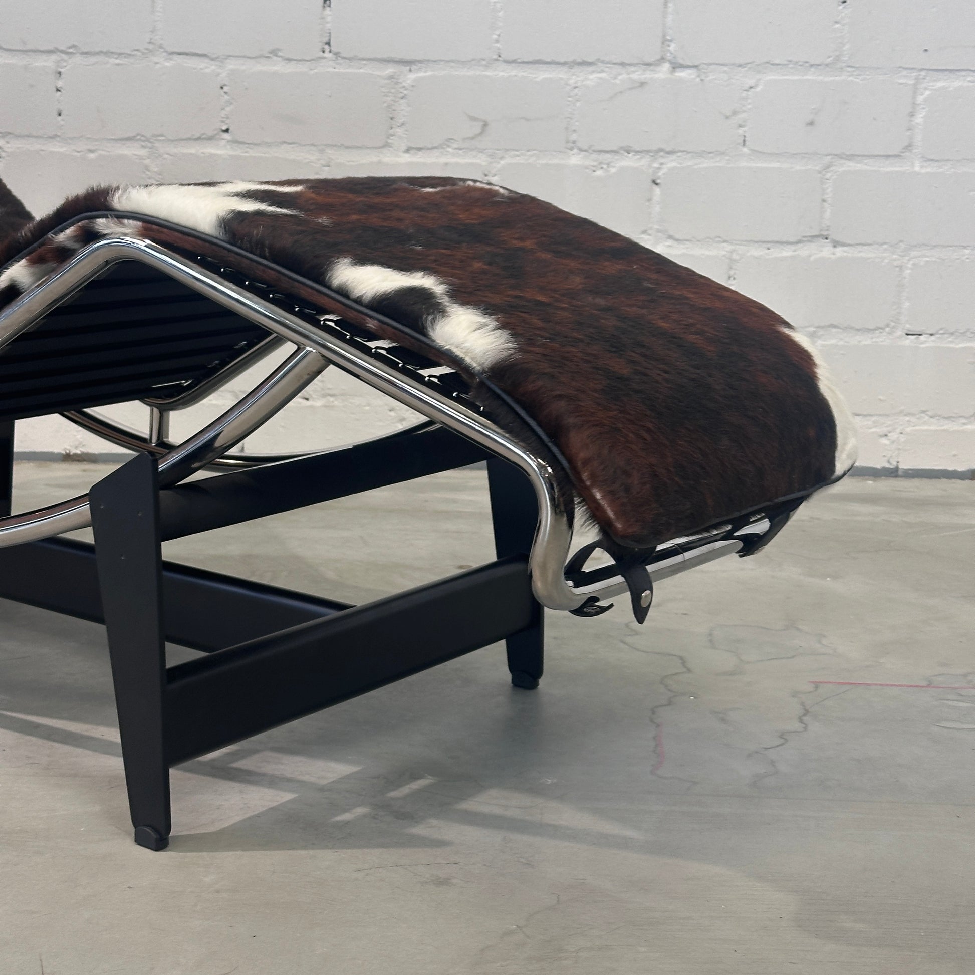 Cassina LC4 Chaiselongue Liege Fell gefleckt [NEUWARE]