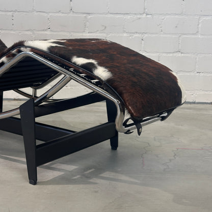 Cassina LC4 Chaiselongue Liege Fell gefleckt [NEUWARE]