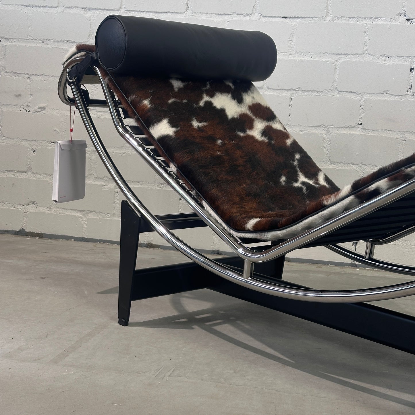 Cassina LC4 Chaiselongue Liege Fell gefleckt [NEUWARE]