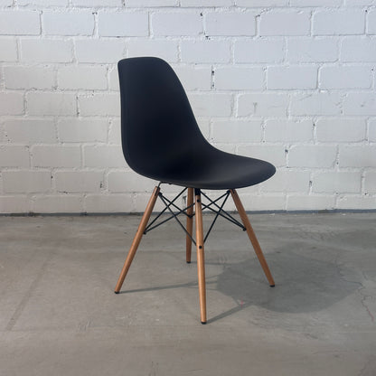 Vitra Eames Plastic Side Chair DSW schwarz [NEUWARE]