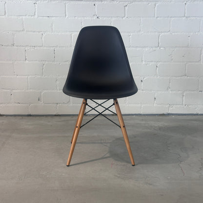 Vitra Eames Plastic Side Chair DSW schwarz [NEUWARE]
