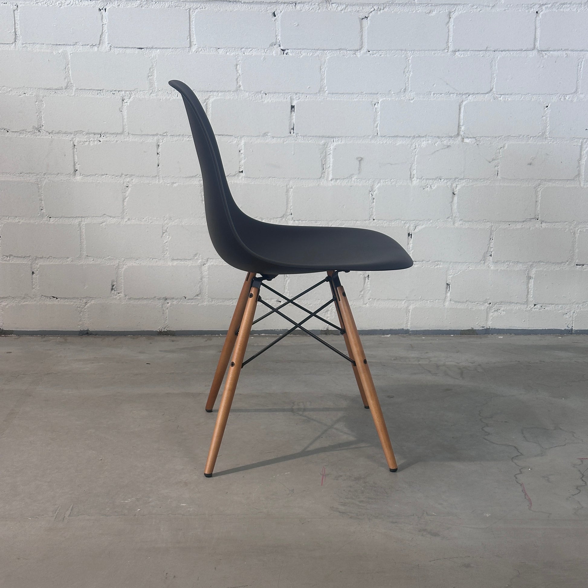 Vitra Eames Plastic Side Chair DSW schwarz [NEUWARE]