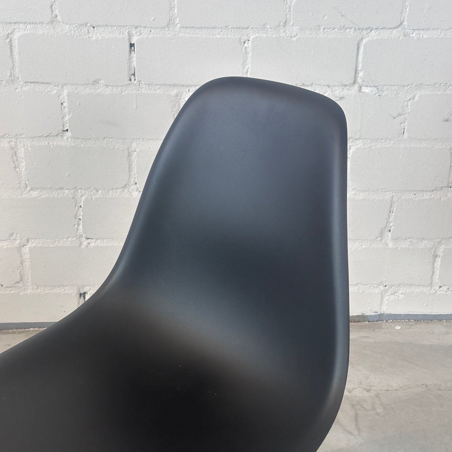 Vitra Eames Plastic Side Chair DSW schwarz [NEUWARE]