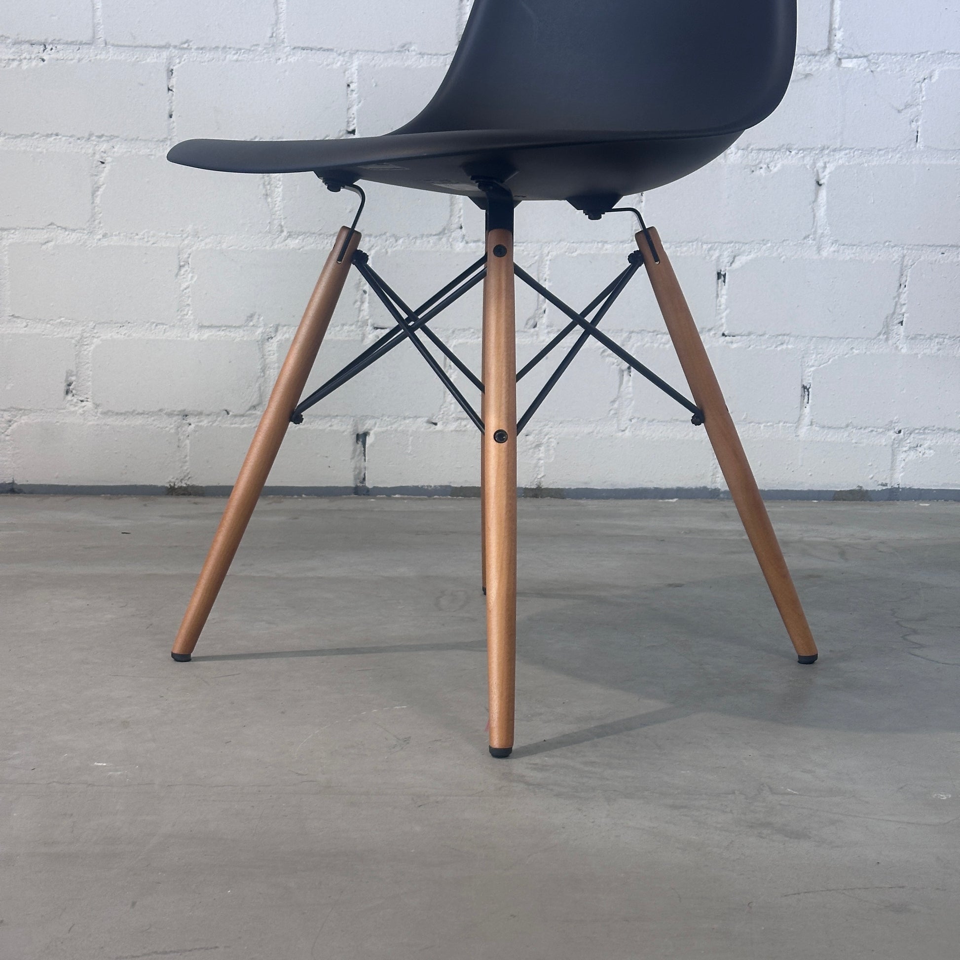 Vitra Eames Plastic Side Chair DSW schwarz [NEUWARE]