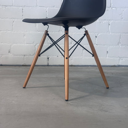 Vitra Eames Plastic Side Chair DSW schwarz [NEUWARE]