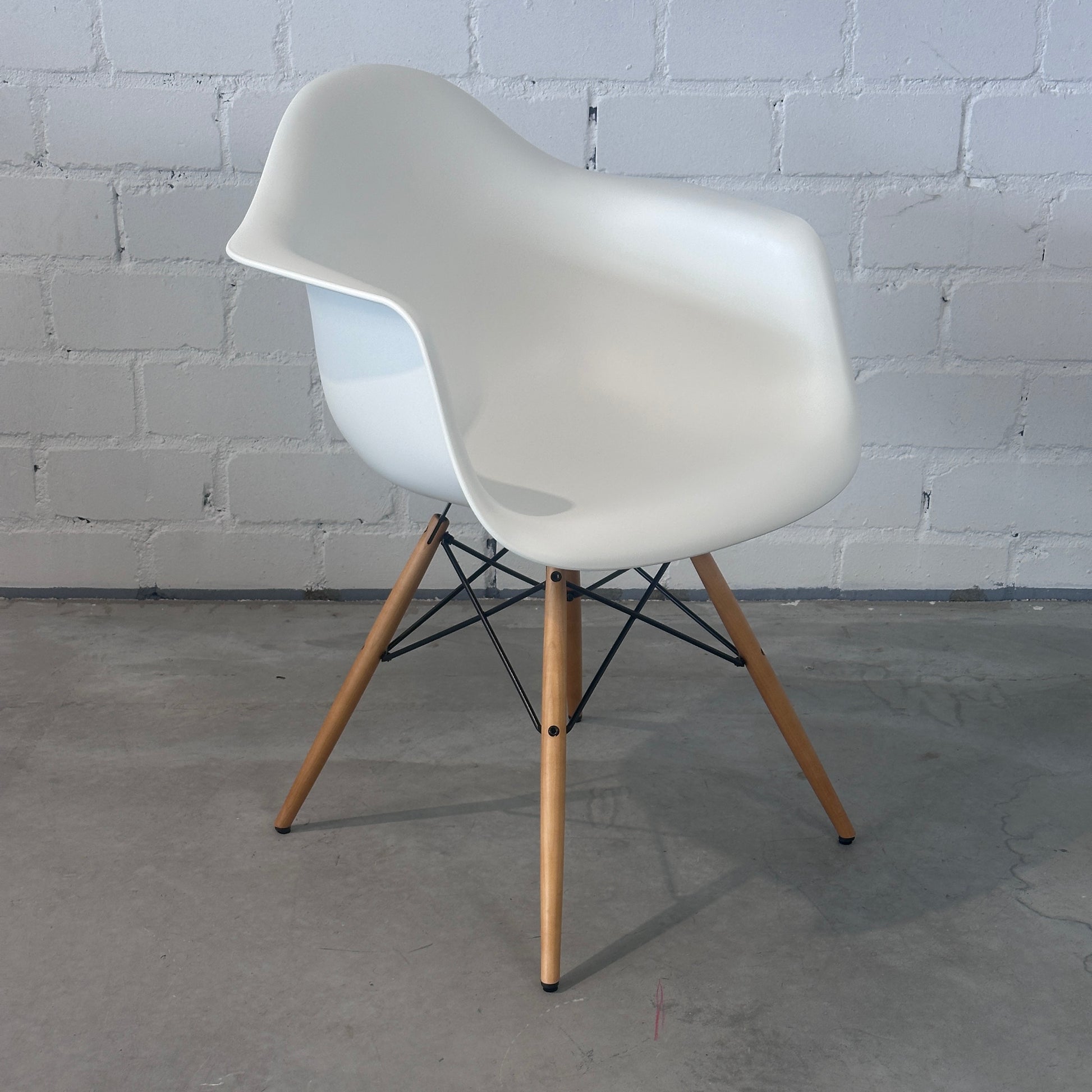 Vitra DAW Eames Plastic Armchair weiß